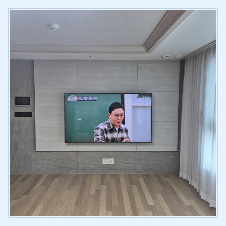 벽면에 걸린 TV와 창가 쪽 간격와 벽지 마감과 지지재 구분 안내 사진