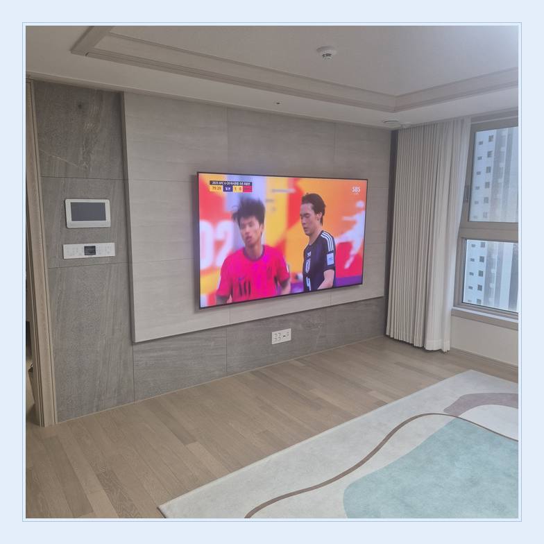 침실 쪽 TV 화면과 주변 가구 간격와 벽지 마감과 지지재 구분 안내 사진
