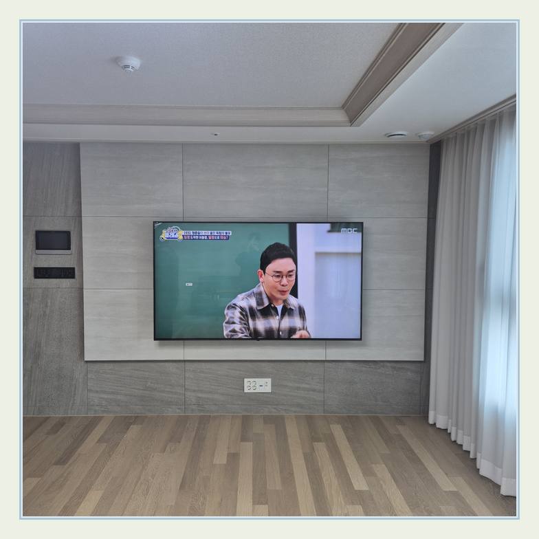 벽면에 걸린 TV와 창가 쪽 간격와 조명 반사와 화면 각도 안내 사진
