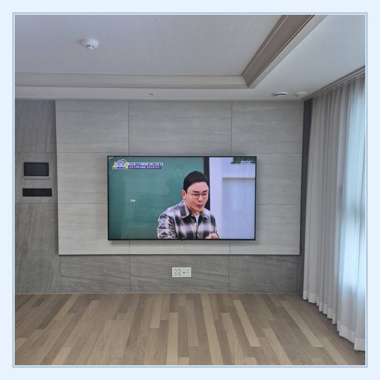 벽면에 걸린 TV와 창가 쪽 간격와 전원선 눌림과 마찰 방지 안내 사진