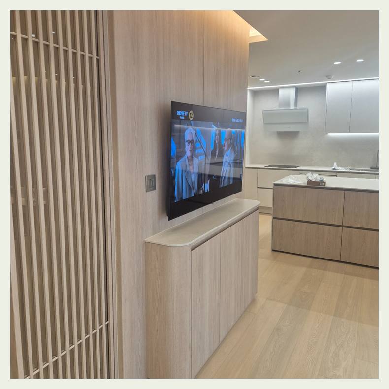 세로 슬랫 마감 옆의 TV 위치와 전원선 눌림과 마찰 방지 안내 사진