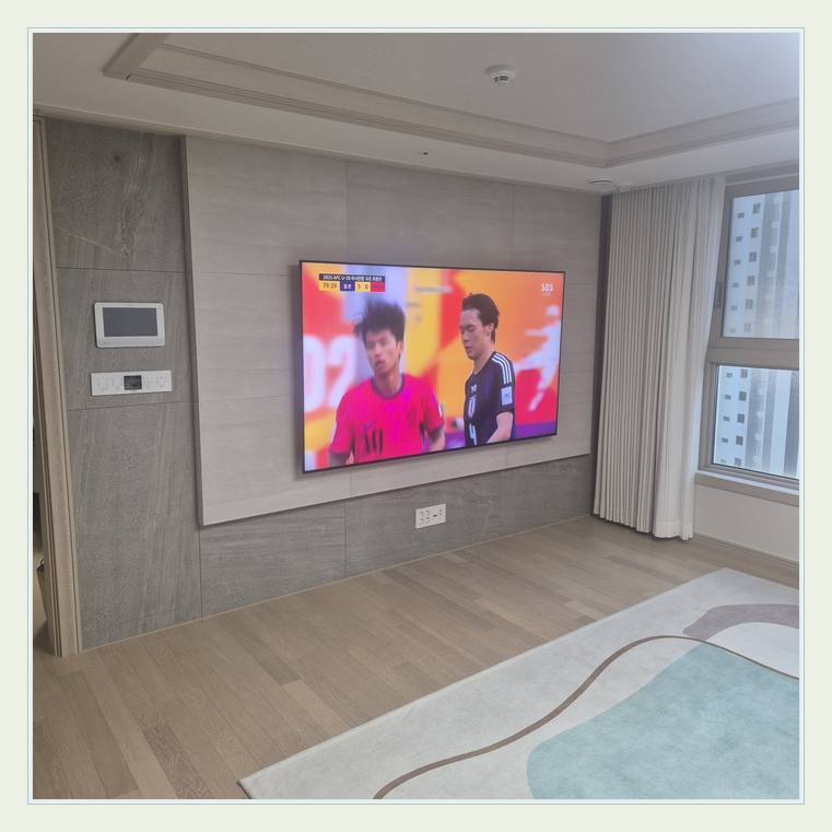 침실 쪽 TV 화면과 주변 가구 간격와 브라켓 좌우 중심 맞춤 안내 사진