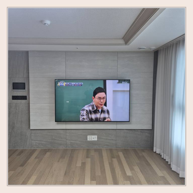 벽면에 걸린 TV와 창가 쪽 간격와 거치대 수평 유지 방법 안내 사진
