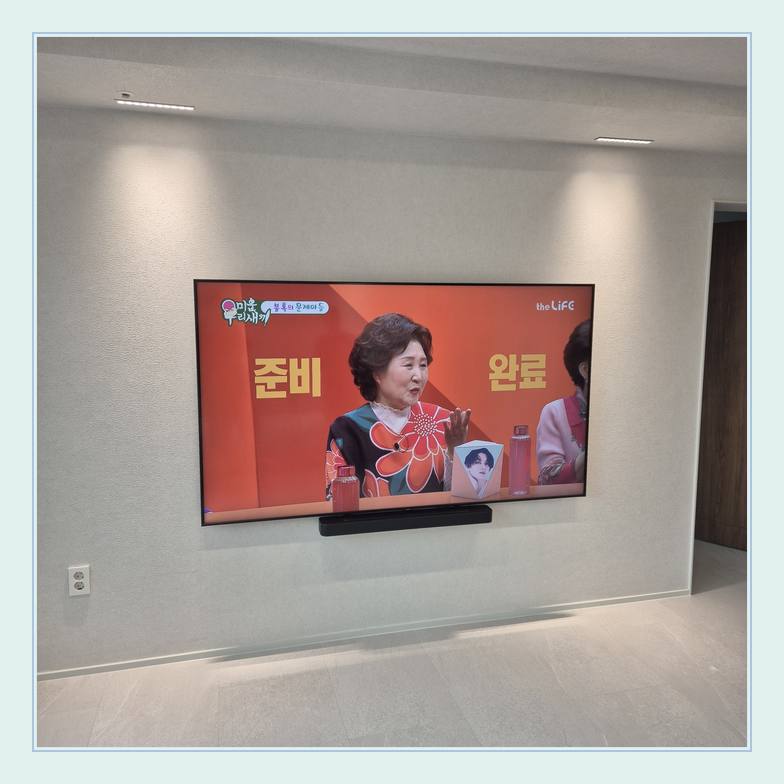 밝은 실내 벽걸이 화면의 중심선와 벽체 하중 분산 방식 안내 사진