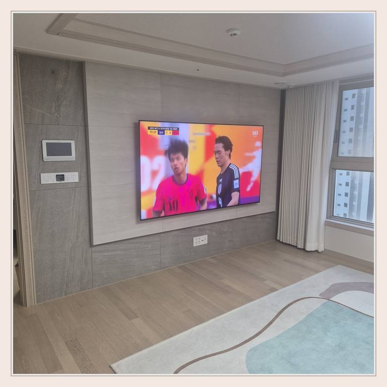 침실 쪽 TV 화면과 주변 가구 간격와 기존 볼트 구멍 점검 안내 사진