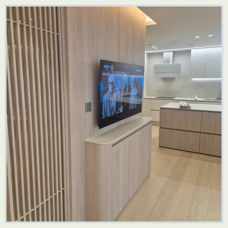 세로 슬랫 마감 옆의 TV 위치와 거치대 고정 나사 깊이 안내 사진