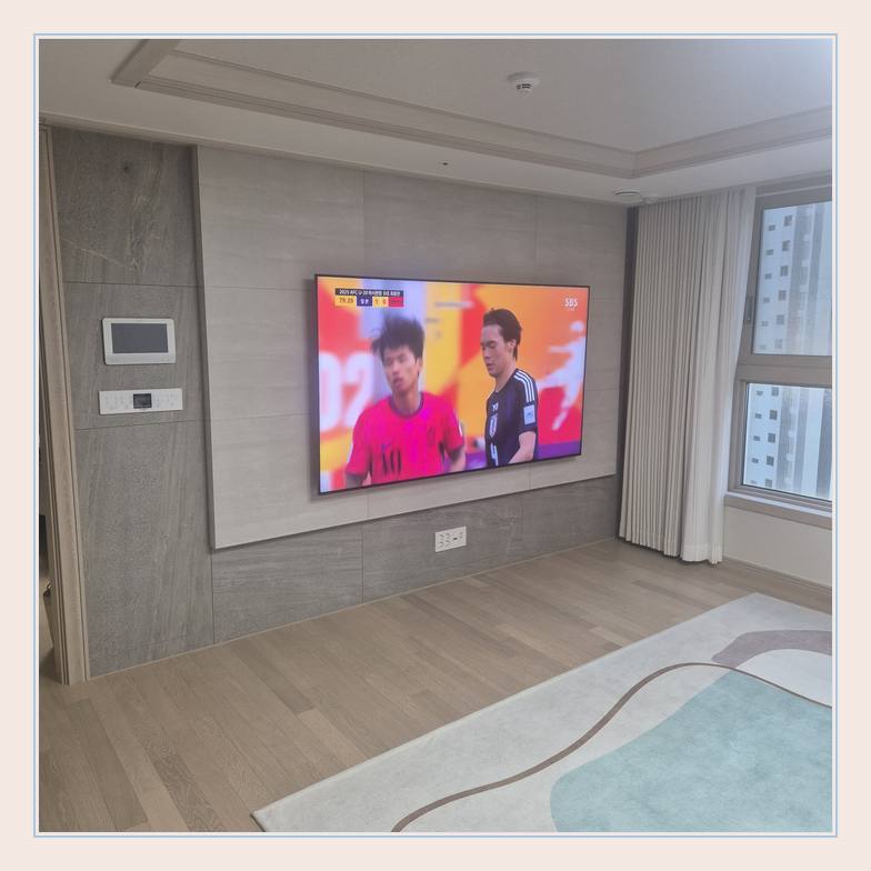 침실 쪽 TV 화면과 주변 가구 간격와 벽체 재질별 안전 판단 안내 사진