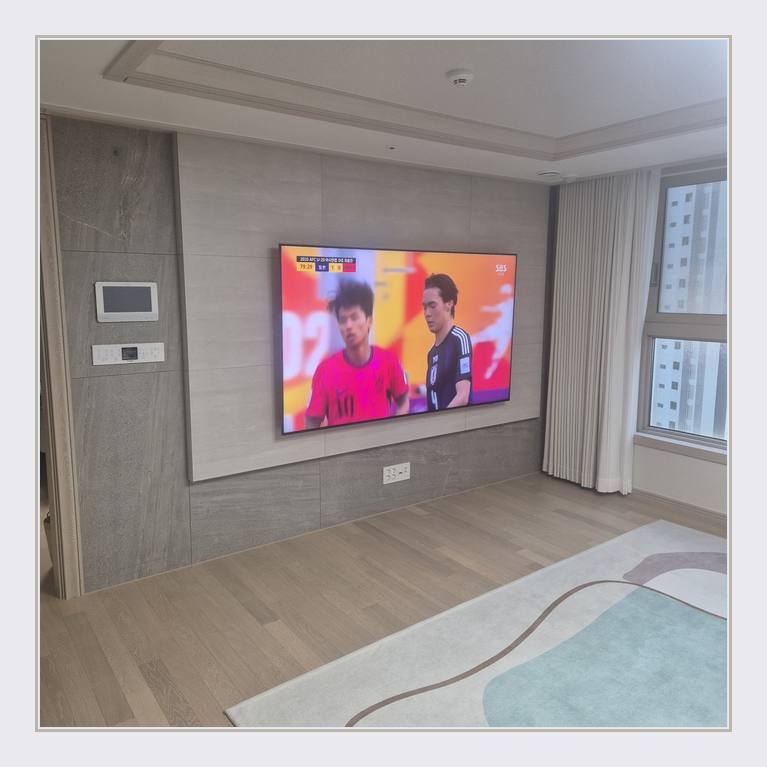 침실 쪽 TV 화면과 주변 가구 간격와 공유기 전원 분기 위치 안내 사진