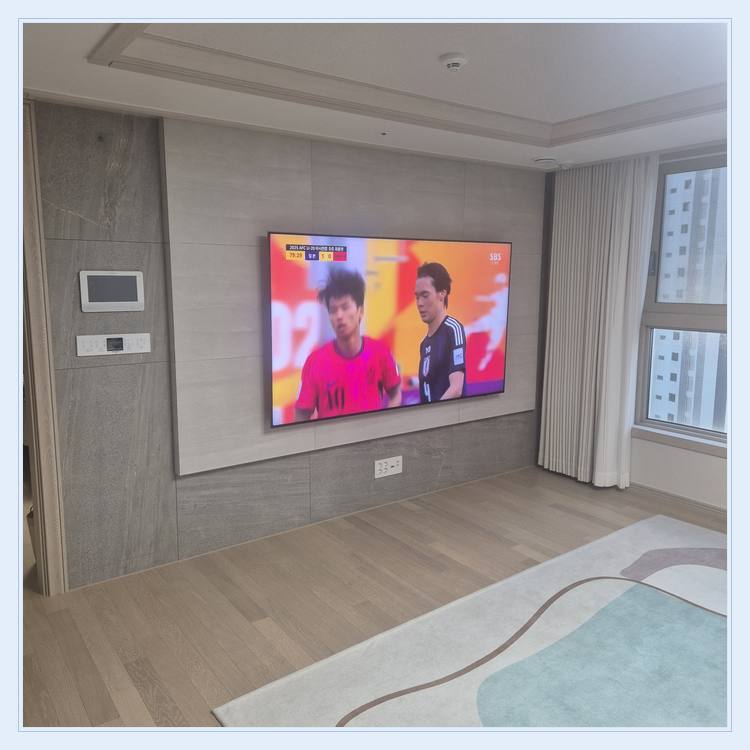 침실 쪽 TV 화면과 주변 가구 간격와 셋톱박스 리모컨 수신 위치 안내 사진