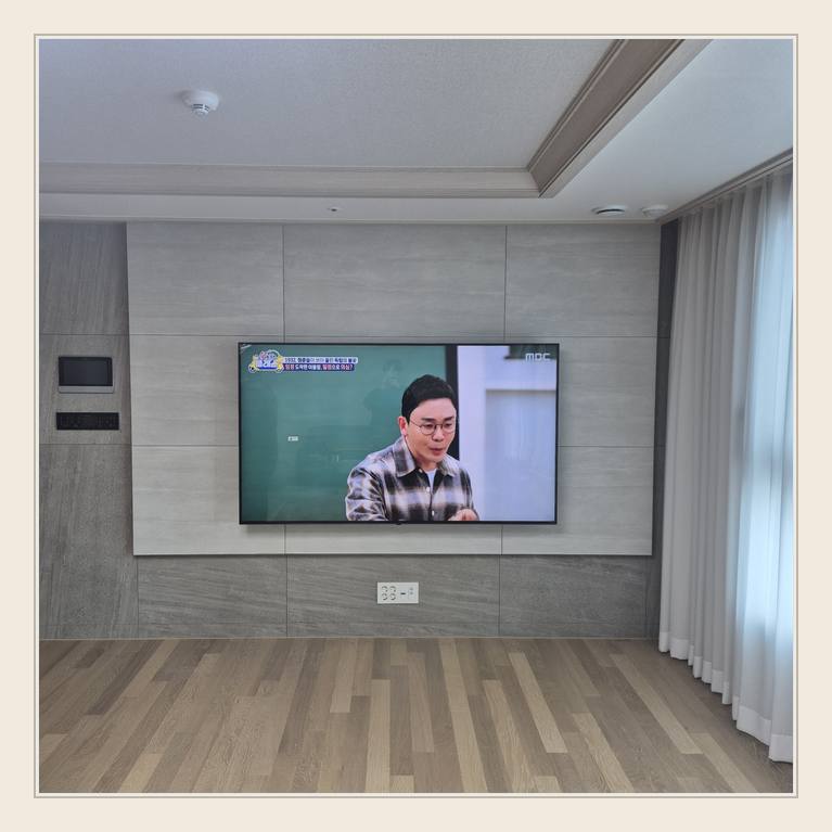 벽면에 걸린 TV와 창가 쪽 간격와 셋톱박스 리모컨 수신 위치 안내 사진