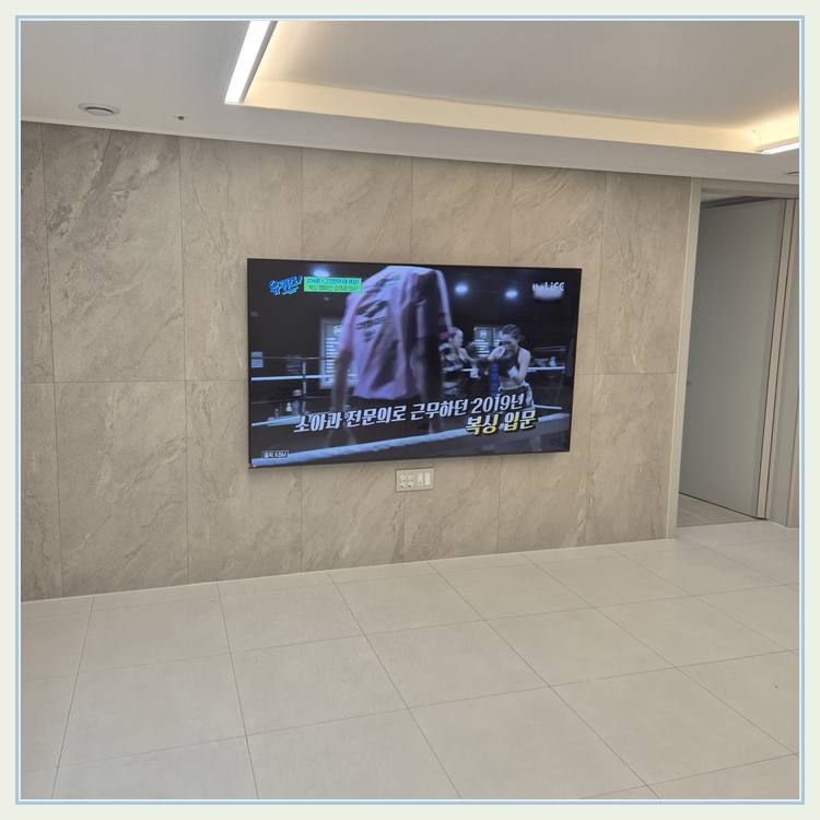 밝은 벽 마감과 화면 하단 공간와 방문 일정별 사전 상담 안내 사진