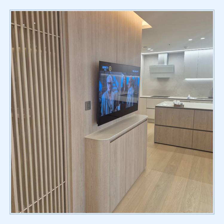 세로 슬랫 마감 옆의 TV 위치와 리퍼 TV 체결홀 검사 안내 사진