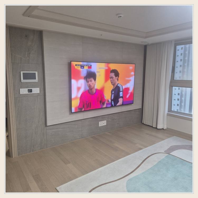 침실 쪽 TV 화면과 주변 가구 간격와 스탠드 나사 분해 순서 안내 사진