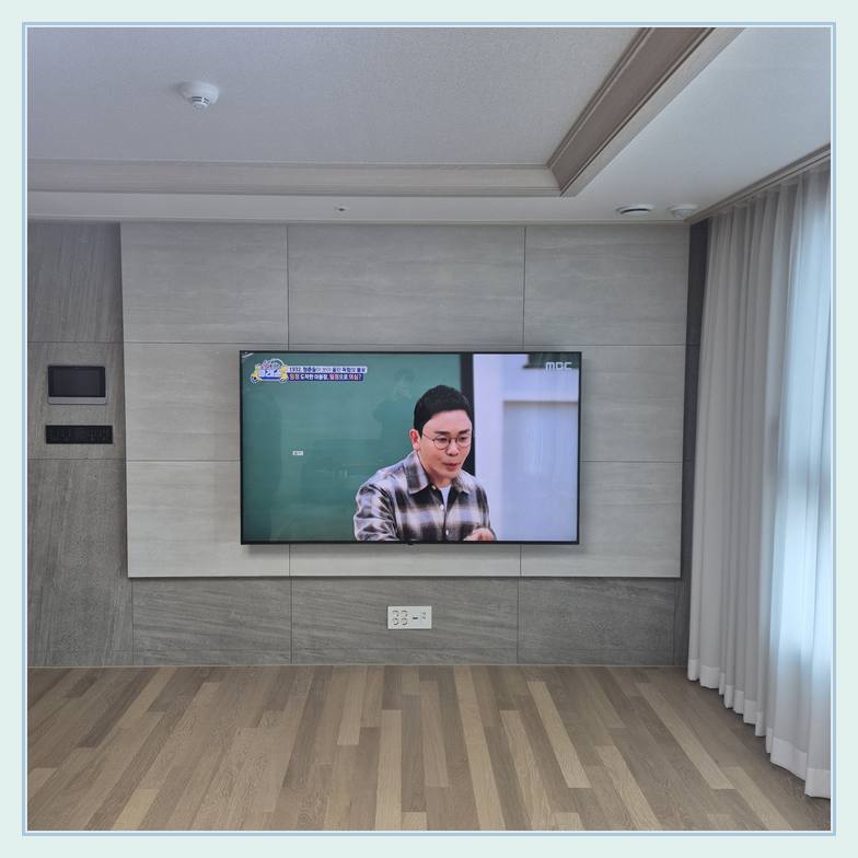 벽면에 걸린 TV와 창가 쪽 간격와 스탠드 나사 분해 순서 안내 사진