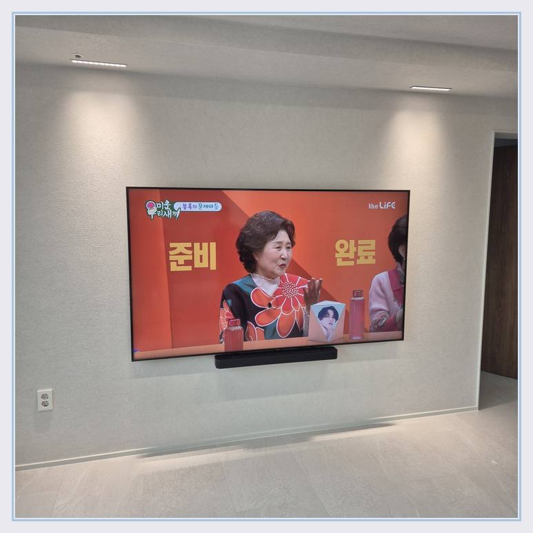 밝은 실내 벽걸이 화면의 중심선와 콘크리트 앵커 조건 안내 사진