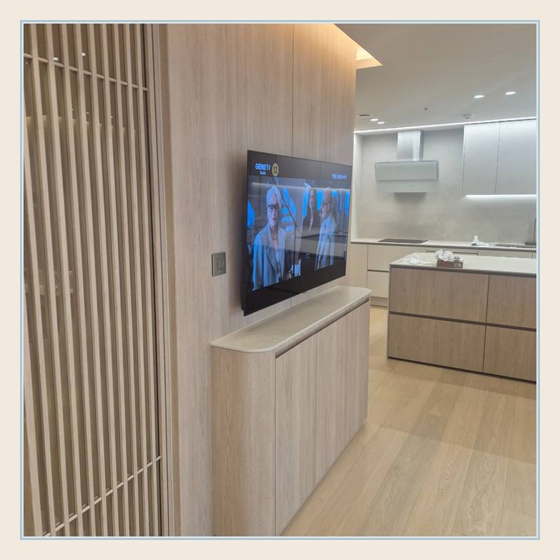 세로 슬랫 마감 옆의 TV 위치와 벽 뒤 합판 고정 상태 안내 사진