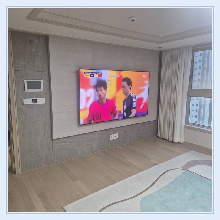 침실 쪽 TV 화면과 주변 가구 간격와 반매립 작업 조건 확인 안내 사진