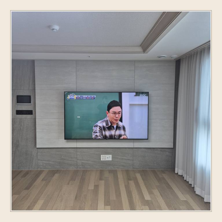 벽면에 걸린 TV와 창가 쪽 간격와 반매립 작업 조건 확인 안내 사진